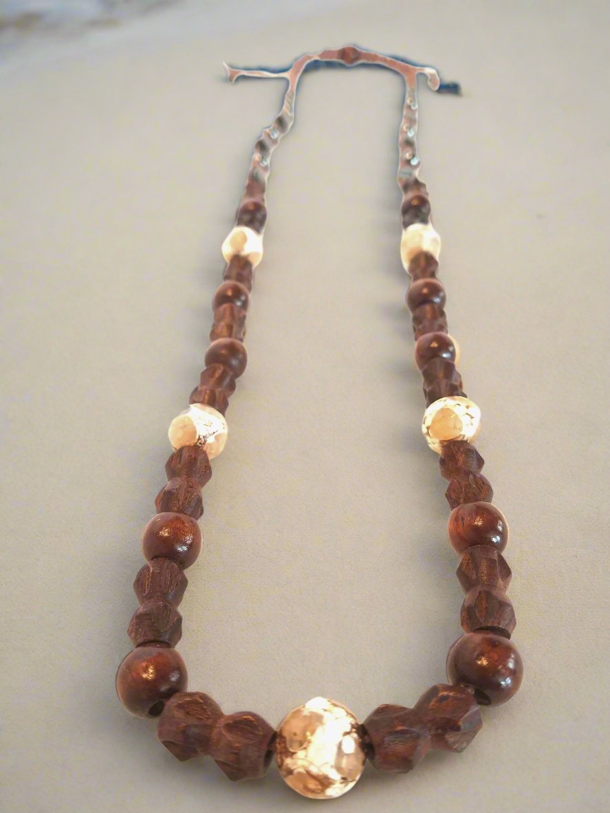 This necklace uses the healing properties of Tibetan agate, and hematite bringing the wearer excellent protective properties, strengthening influence.